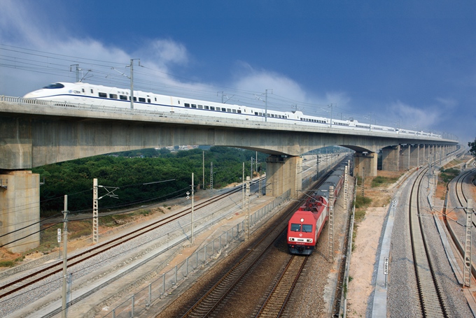 新街河特大橋?qū)嵗? /></a>
                                            </td>
                                        </tr>
                                        <tr>
                                            <td align=