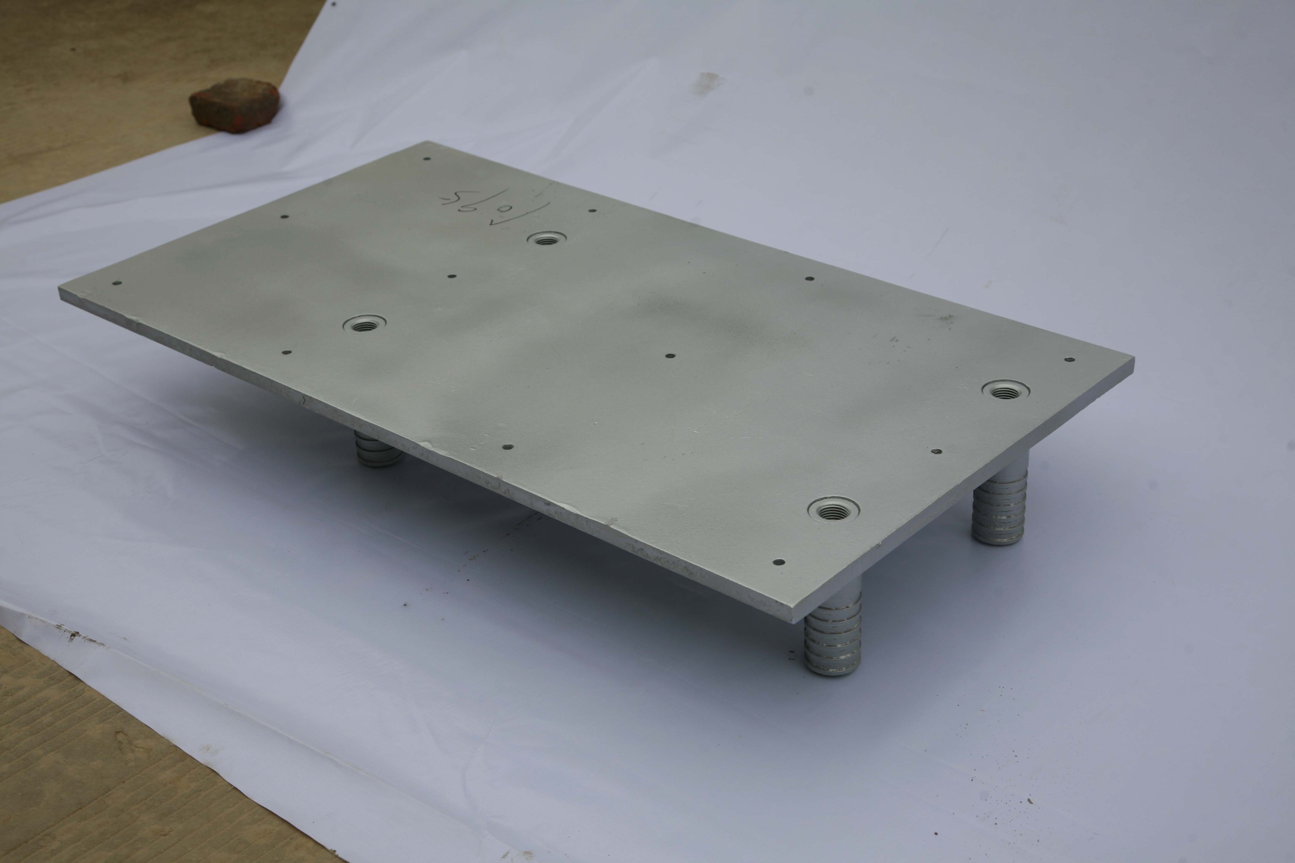 梁底預(yù)埋鋼板