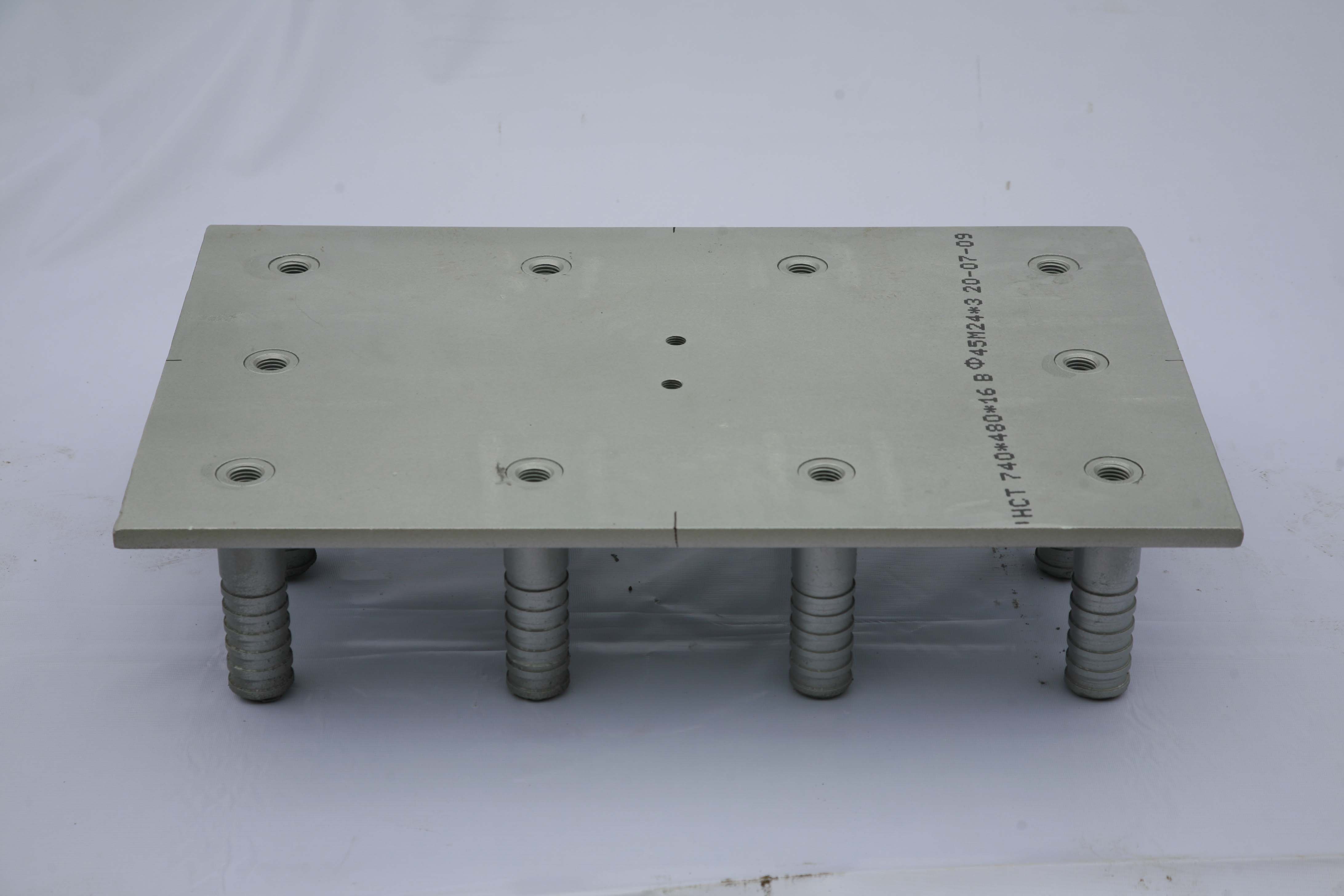 梁底預(yù)埋鋼板